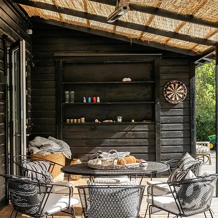 Сasa de vacaciones With Panoramic Windows And Stones *