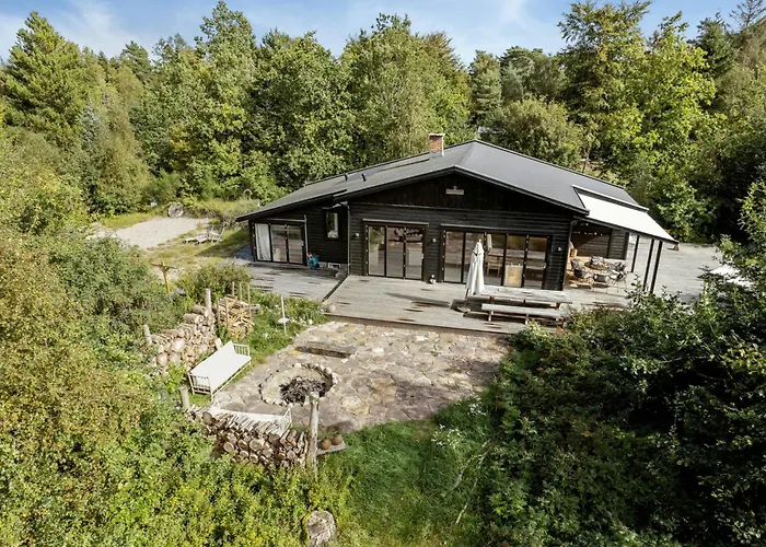 Сasa de vacaciones With Panoramic Windows And Stones